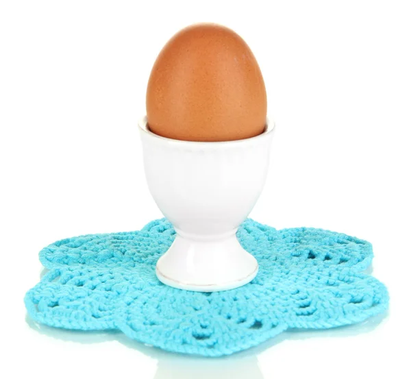 Целое варёное яйцо в яичной чашке, изолированное на белом — стоковое фото