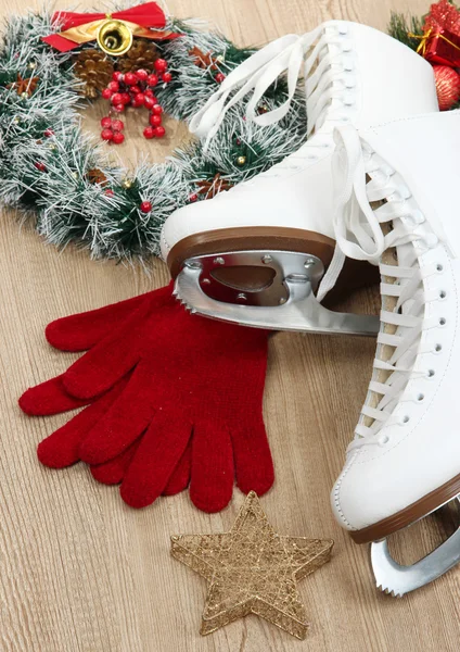 Figure skates on table close-up — Stockfoto