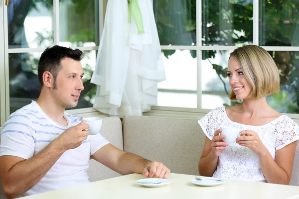 Όμορφο ζευγάρι που έχοντας ρομαντικό δείπνο στο εστιατόριο — Φωτογραφία Αρχείου