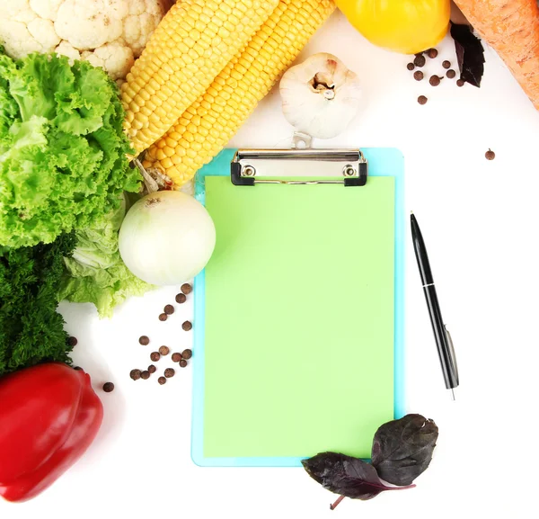 Verduras frescas y especias y papel para notas, aisladas sobre blanco —  Fotos de Stock