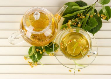 Kettle ve çay ile ıhlamur ahşap tablo