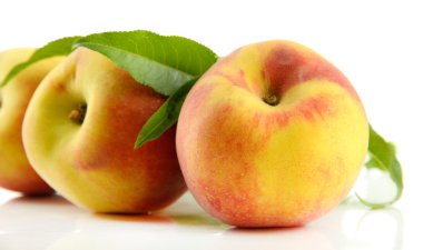 Olgun tatlı şeftali yapraklarla üzerine beyaz izole