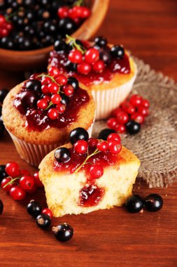 ahşap masa üzerinde meyveleri ile lezzetli muffins