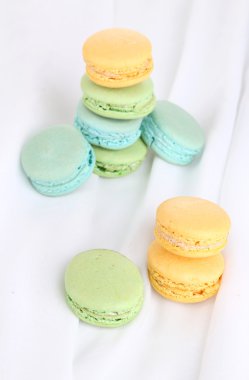 Beyaz kumaş yakın çekim üzerinde macaroons