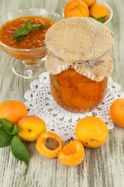 cam ve ahşap zemin üzerinde taze kayısı kayısı