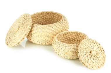 beyaz izole hasır sepetleri