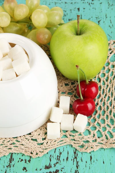 Mengurangi gula dalam mangkuk gula putih dengan latar belakang kayu — Stok Foto
