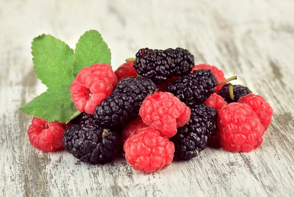 Reife Beeren auf dem Tisch aus nächster Nähe — Stockfoto