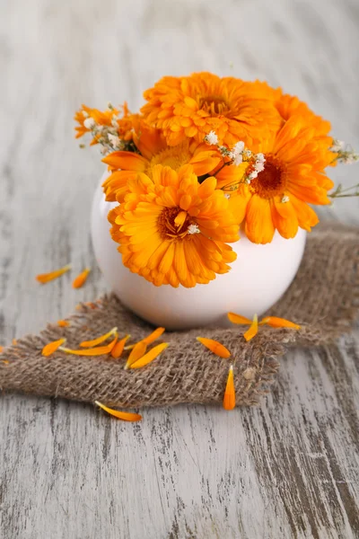 Flores de calêndula em vaso no fundo de madeira — Fotografia de Stock