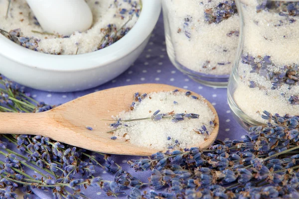 Natureza morta com jarro de açúcar de lavanda, argamassa e flores de lavanda frescas, close-up — Fotografia de Stock