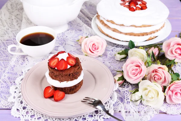 Chocolate cake met aardbei op houten tafel close-up — Stockfoto