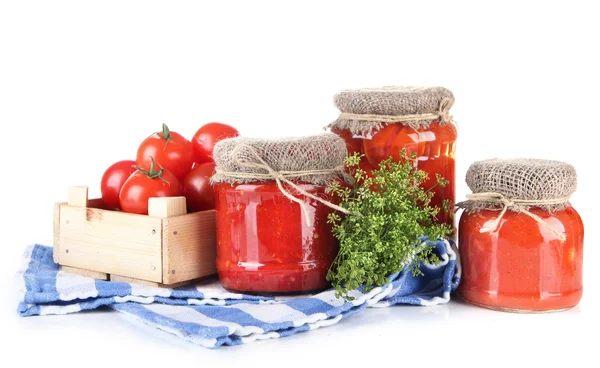 Beyaz izole lezzetli konserve ve taze domates — Stok fotoğraf