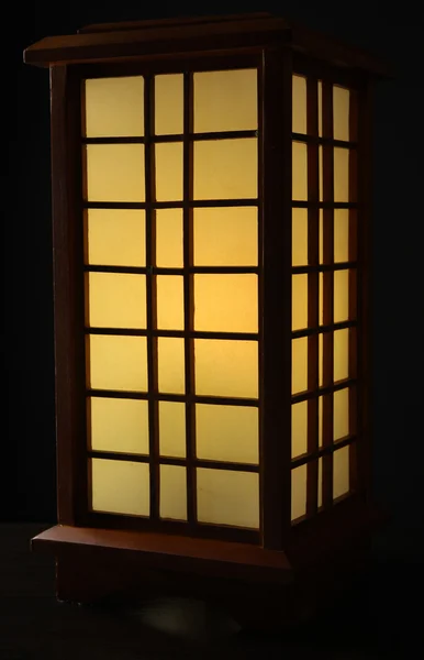 Lámpara de mesa japonesa sobre fondo negro — Stockfoto