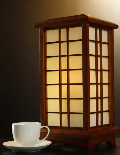 棕色背景上日本桌灯 — 图库照片