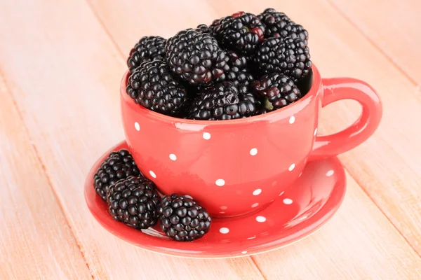 Mûres sucrées en tasse sur la table close-up — Photo