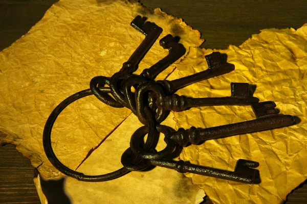 Antike Schlüssel auf dunklem Hintergrund — Stockfoto