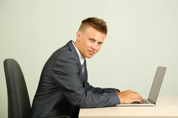 Retrato de Jovem Empresário Trabalhando no Escritório — Fotografia de Stock