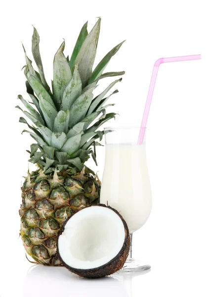 Pina colada drankje in cocktailglas, geïsoleerd op wit — Stockfoto