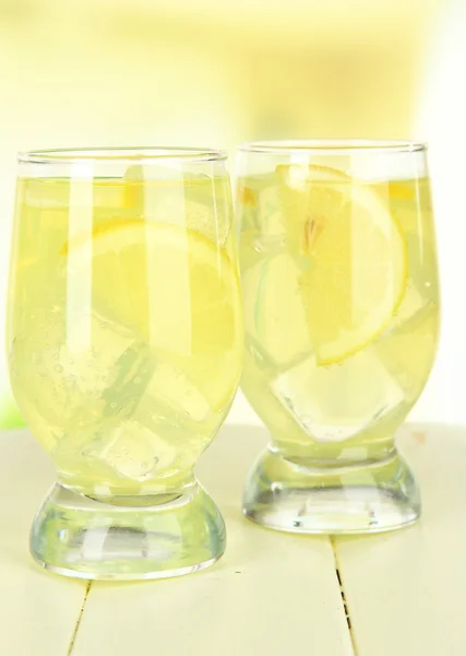 Heerlijke limonade op tafel op lichte achtergrond — Stockfoto