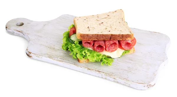 Sándwich sabroso con salchichas de salami y verduras en la tabla de cortar, aislado en blanco — Foto de Stock