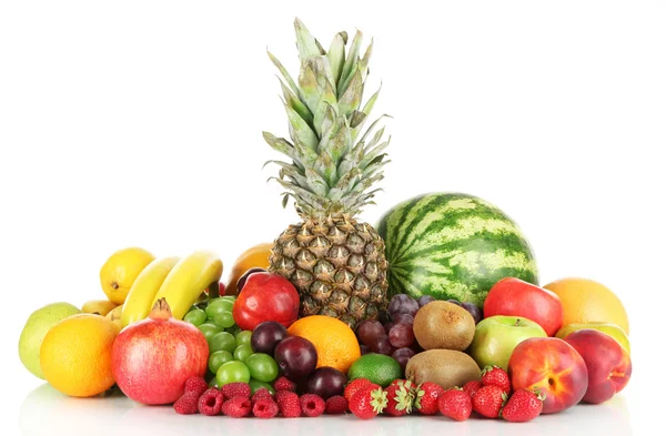Fehér alapon izolált különböző gyümölcsök — Stock Fotó