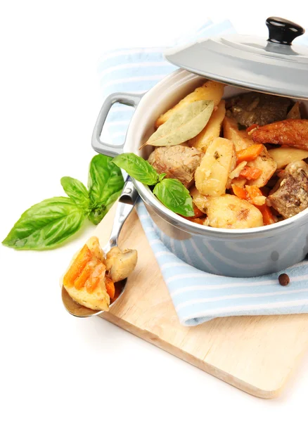 Fritar carne caseira com legumes na panela de cor, na tábua de madeira, isolado no branco — Fotografia de Stock