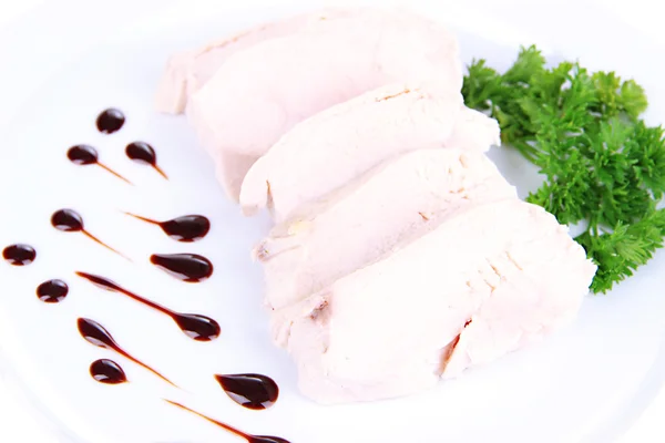 Варене куряче м'ясо з бальзамічним соусом, ізольоване на білому — стокове фото