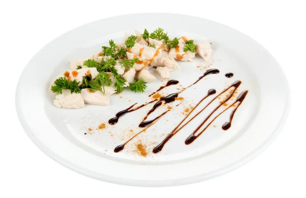 Kırmızı biber ve üzerinde beyaz izole sosu, haşlanmış kıyılmış tavuk eti — Stok fotoğraf