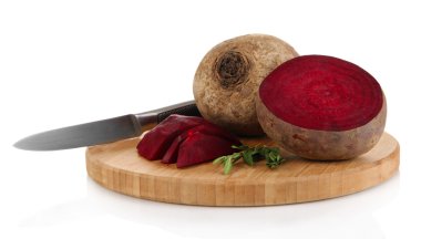 gemide izole üzerinde beyaz dilimlenmiş kırmızı pancar