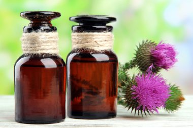 thistle çiçek doğa zemin üzerine tıp şişe