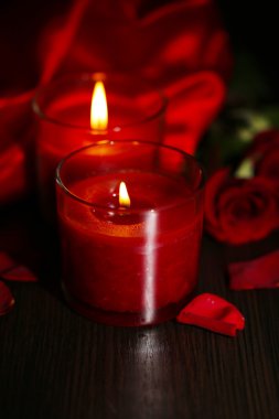 güzel romantik kırmızı mum çiçek ve ipek kumaş, yakın çekim