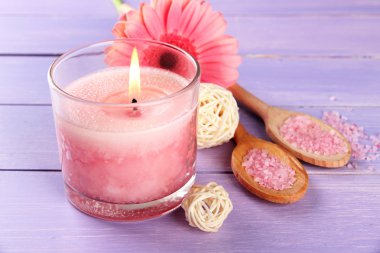 güzel pembe mum ile mor ahşap zemin çiçek