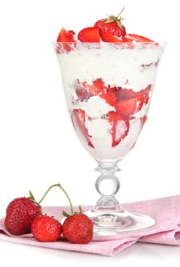 doğal yoğurt üzerine beyaz izole taze çilek ile