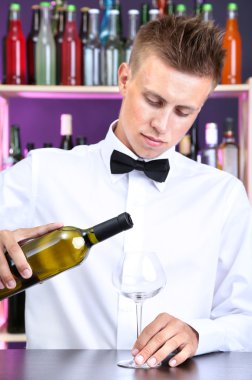 Barmen beyaz şarap cam içine yağıyor