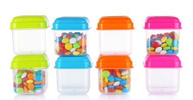 boş ve dolu plastik kaplar üzerinde beyaz izole