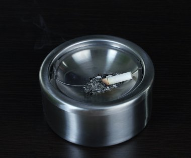 metal kül tablası ile sigara, siyah üzerine izole