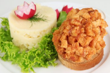 tavuk kiev üzerinde kruton üzerinde beyaz izole patates püresi ile