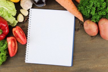 taze sebze ve baharat ve kağıt, tahta arka plan ile ilgili notlar