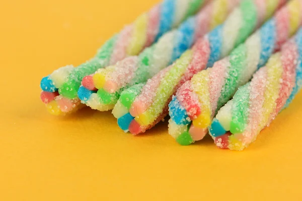 Słodkie Cukierki-pralinki na żółtym tle — Zdjęcie stockowe
