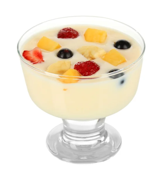 Delicioso yogur con fruta aislada en blanco —  Fotos de Stock