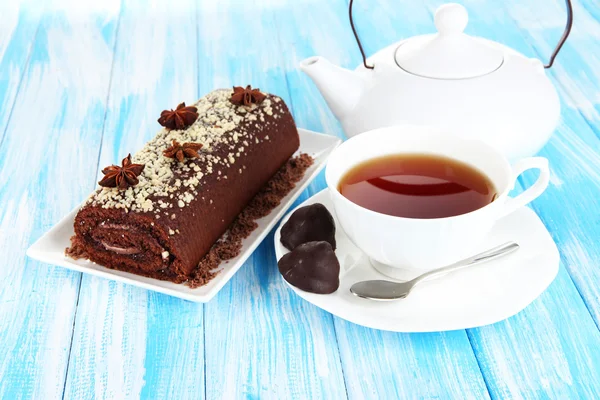 Tablo yakın çekim çay ile rulo tatlı