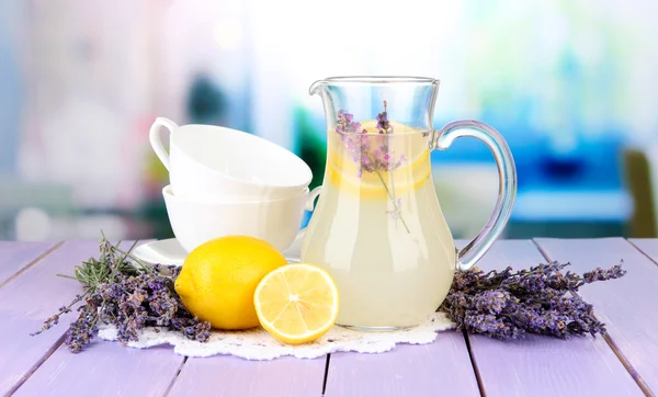 Limonata di lavanda, su tavolo di legno viola, su sfondo brillante — Foto Stock