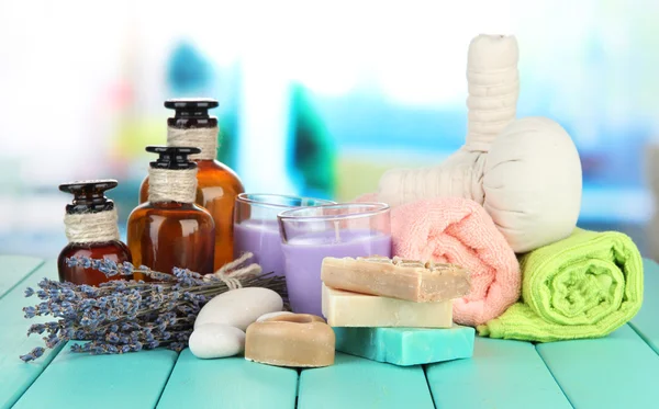 Bodegón con vela de lavanda, jabón, bolas de masaje, jabón y lavanda fresca, sobre fondo brillante — Foto de Stock