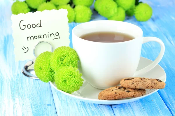 Bellissimo crisantemo verde con tazza di tè sul tavolo primo piano — Foto Stock