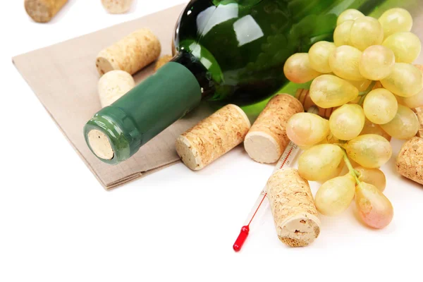 Botella de vino, uvas y corchos, aislada sobre blanco —  Fotos de Stock