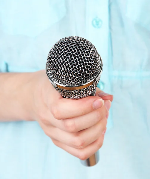 Femme avec microphone gros plan arrière-plan — Photo