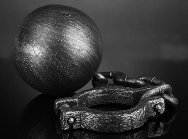 鉄球と鎖灰色の背景上 — ストック写真