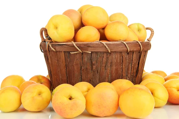 Färska naturliga aprikos i korg isolerad på vit — Stockfoto
