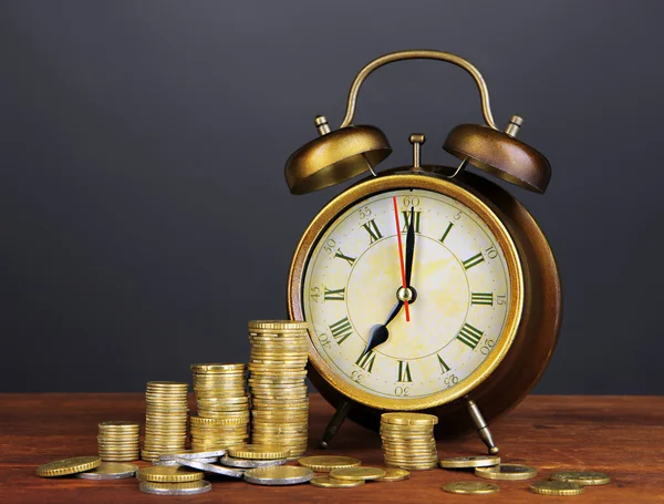 antika saat ve sikkeler üzerinde siyah arka plan üzerine ahşap tablo