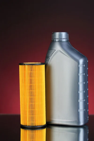 Auto olejové filtry a motorový olej může na tmavou barvu pozadí — Stock fotografie